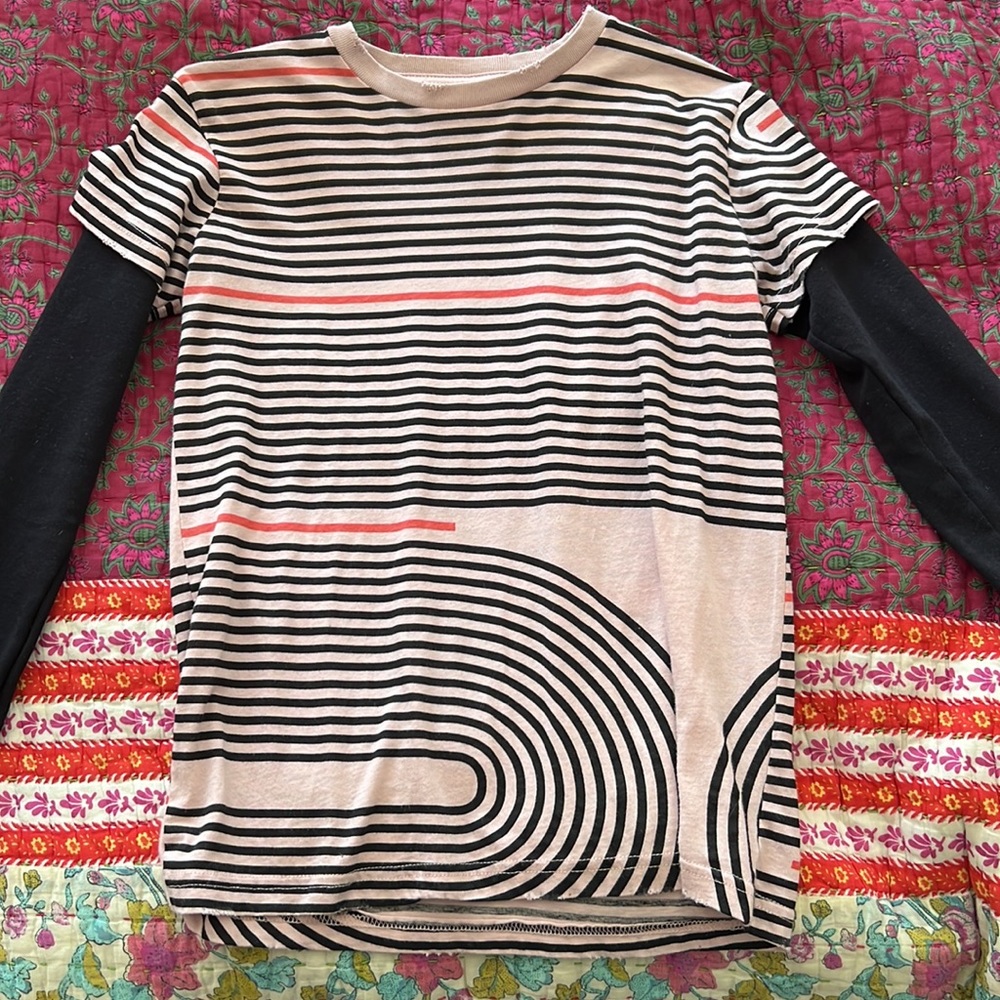 Nununu shirt 8-9. Unisex. Like new condition.
